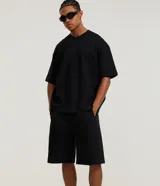 Bermuda masculina básica de algodón, con cintura elástica, cordón ajustable y bolsillos funcionales.