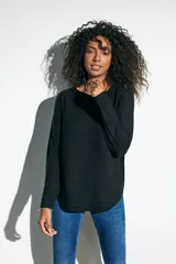 Sweater negro de punto acanalado con cuello redondo y manga larga, de calce regular.