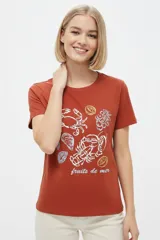 Remera marrón de manga corta y cuello redondo, de corte holgado, con estampado frontal alusivo a frutos del mar y texto "fruits de mer".
