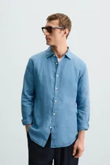 Camisa de corte regular fit confeccionada en tejido de lino, con cuello solapa, manga larga con puños abotonados y cierre frontal de botones.
