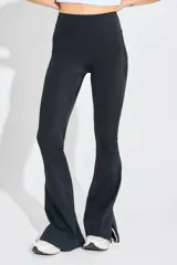 Calza negra de lycra gruesa, tiro alto, corte oxford con tajo en los laterales externos y cintura ancha.