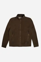 Campera color marrón confeccionada en gabardina suave, resistente y liviana. Diseño clásico con cuello medio y bolsillos laterales con cierre.