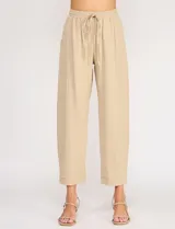 Pantalón holgado de lino color beige de la marca Allie Rose, con tiro alto y pretina elastizada con cordón de ajuste.
