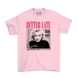 Remera de algodón color rosado con estampa frontal de Marilyn Monroe y la frase Better Late than ugly.
