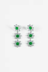 Caravanas largas colgantes con diseño de tres flores en metal plateado, cada una con una piedra verde brillante en el centro.