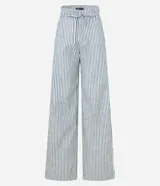 Pantalón wide leg de sarga con rayas verticales en blanco y negro, cintura alta con cinturón fino y trabillas.