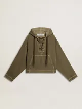 Hoodie color verde militar con capucha y cordones cruzados en el escote. Tiene bolsillo tipo canguro y corte holgado.