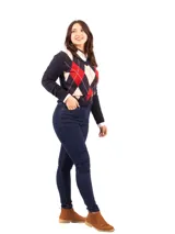 Sweater de lana con diseño de rombos en tonos azul, rojo y blanco.