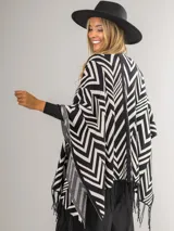 Ruana italiana con diseño zig zag en tonos negro y beige. Tejido suave y cálido.