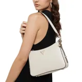Cartera Guess modelo Daryna II, color blanco hueso, confeccionada en poliuretano con textura lisa. Tiene correa de hombro fina y rígida, cierre superior con cremallera, logo triangular dorado en el frente y charm colgante con logo de la marca.