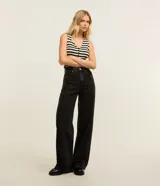 Pantalón wide leg de jean negro, tiro alto, con bolsillos delanteros y traseros, presillas en la cintura y cierre frontal con botón y cremallera.