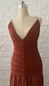 Vestido largo color terracota, con escote en V y breteles finos.