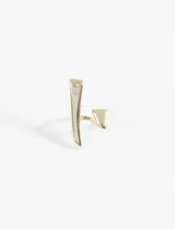 Anillo dorado con estructura geométrica, ajustable.