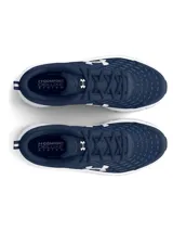 Championes de running Under Armour modelo Charged Assert 10, color azul marino con detalles en blanco. Presentan una parte superior de malla transpirable con revestimientos sintéticos, entresuela con tecnología Charged Cushioning para mayor amortiguación y suela de caucho macizo para mayor durabilidad.