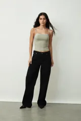 Top verde grisáceo con breteles finos y escote recto con detalle de encaje floral.