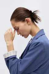 Blazer de sarga color azul, sin cierre, con solapas de pico, bolsillos delanteros con solapa y mangas largas.
