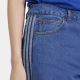 Pantalón de jean Adidas modelo Firebird, de corte recto y tiro medio. Presenta las icónicas tres franjas laterales en color blanco y cierre frontal con botón y cremallera.