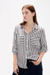 Camisa de viscosa con estampado de rayas verticales, cuello camisero, cierre frontal de botones y bolsillo en el pecho.