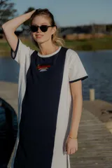 Vestido largo de algodón color blanco con corte de remera, tajos laterales y bordado geométrico en el frente.