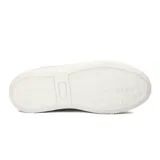 Championes urbanos Diadora modelo Set II, color blanco, con plataforma gruesa y cordones blancos. Presentan detalles en color fucsia en el interior y un patrón de cebra en el talón.