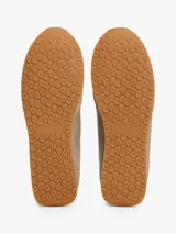 Zapatillas de corte bajo Tommy Hilfiger confeccionadas en piel napa color beige. Presentan paneles con mezcla de texturas, cordones tonales, suela de EVA blanca y detalle de contraste en el talón. Incluyen logo metálico de la marca en el lateral.