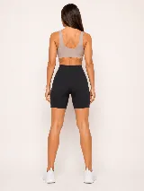 Short biker deportivo de tiro alto en color negro, con cintura anatómica y bolsillo lateral. Confeccionado en tejido de alto rendimiento con compresión y forro interno.