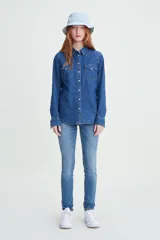 Jeans Levi's modelo 711, de corte skinny y tiro medio. Confeccionados en denim elastizado, presentan un ajuste ceñido en cadera y muslos con pierna ajustada y cierre de bragueta.