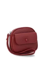 Monedero compacto de símil cuero con textura granulada, cuenta con un compartimento principal con cierre, correa de mano y un bolsillo frontal con solapa y botón a presión.