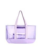 Bolso tipo tote de material plástico transparente en color violeta, con base y asas de cinta reforzada en tono lavanda. Incluye un neceser interno con cierre.
