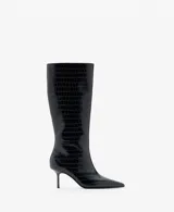 Bota alta de cuero sintético negro con textura efecto cocodrilo, punta fina y taco aguja fino.