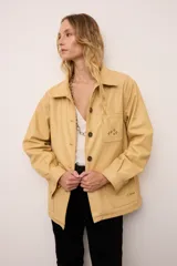 Chaquetón de cuero negro oversized, con corte recto y bolsillos delanteros. Presenta un bordado en los bolsillos inspirado en la costa atlántica.