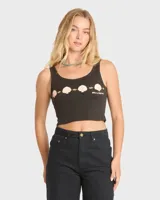 Top negro de Billabong modelo Into The Sea Tank, con diseño corto y tirantes anchos. Presenta un estampado frontal con detalles de conchas marinas y la inscripción de la marca.