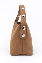 Cartera tipo bandolera de gamuza color marrón, con correa ajustable mediante hebilla y cierre superior.