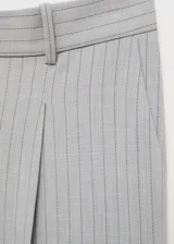 Pantalón de sastreria gris con diseño de raya diplomática, de tiro bajo, corte recto y amplio con pinzas delanteras y trabillas para cinturón.