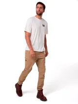 Pantalon de corte utilitario color tostado, con cintura elástica y cordón de ajuste. Presenta bolsillos laterales, un bolsillo utilitario en la pierna derecha con etiqueta de la marca y remaches metálicos en los bolsillos.