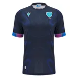 Camiseta de rugby Macron color azul marino con diseño abstracto en azul y violeta. Cuenta con el logo de Macron en el pecho izquierdo y el escudo de la selección uruguaya de rugby en el pecho derecho.