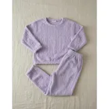 Pijama de dos piezas de tejido plush texturado con diseño de puntos en relieve, compuesto por un buzo de manga larga con cuello redondo y un pantalón largo de corte recto.