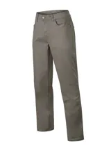 Pantalón tipo jean de corte modern fit y tiro medio, color verde militar, con diseño clásico de cinco bolsillos y cierre frontal con botón y cremallera.