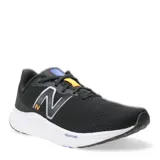 Championes de running New Balance modelo Fresh Foam Arishi V4, color negro con entresuela blanca y detalles en naranja y azul. Presentan capellada de malla transpirable, logo lateral característico y tecnología de amortiguación Fresh Foam.