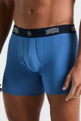 Boxer azul con cintura elástica negra con logo de la marca Penguin.