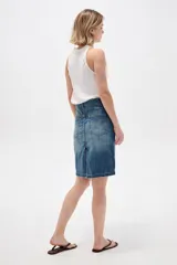 Falda de jean estilo clásico con bolsillos frontales y traseros, tiro alto y lavado azul medio con efecto desgastado.