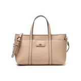 Cartera tipo tote bag de mujer, color taupe, con textura de cuero granulado. Presenta dos asas de mano y una correa larga desmontable y regulable. Tiene un parche frontal con el logo "XL" y herrajes metálicos color níquel.
