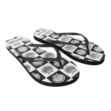 Ojotas Rip Curl con estampado de damero en blanco y negro con diseño de conchas marinas y logo de la marca.