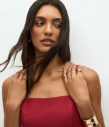 Blusa de sastrería color bordó, con escote recto, breteles finos ajustables y diseño estructurado con recortes que moldean el busto. Cuenta con cierre de cremallera en la espalda.