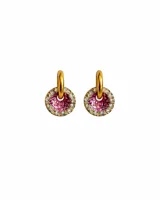 Aros tipo argolla con dije circular de resina negra y borde de strass, con estructura metálica dorada.