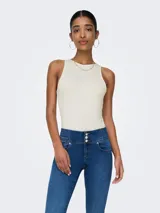 Body blanco sin mangas con cuello redondo y cierre con broches.