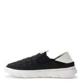 Zapatos tipo slip-on Merrell modelo Hut Moc 2, con diseño acolchado en color negro y suela blanca. Presentan talón plegable, refuerzos elásticos y una construcción ligera ideal para uso diario.
