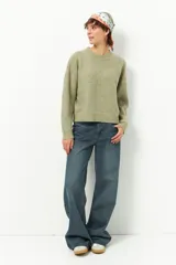 Sweater celeste tramado de manga larga y cuello redondo.