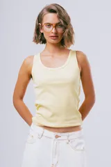 Top Tali de diseño ajustado al cuerpo, confeccionado en tejido acanalado de color negro, con escote redondo y tirantes anchos.
