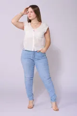 Pantalón chupín de tiro alto color celeste claro, confeccionado en denim con lycra.